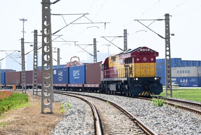 Treni me numër X9015, një tren mallrash Kinë-Evropë, u nis për në Kazakistan nga Porti Ndërkombëtar i Xian-it në provincën Shaanxi të Kinës Veriperëndimore, 29 korrik 2022. (Xinhua/Li Yibo)