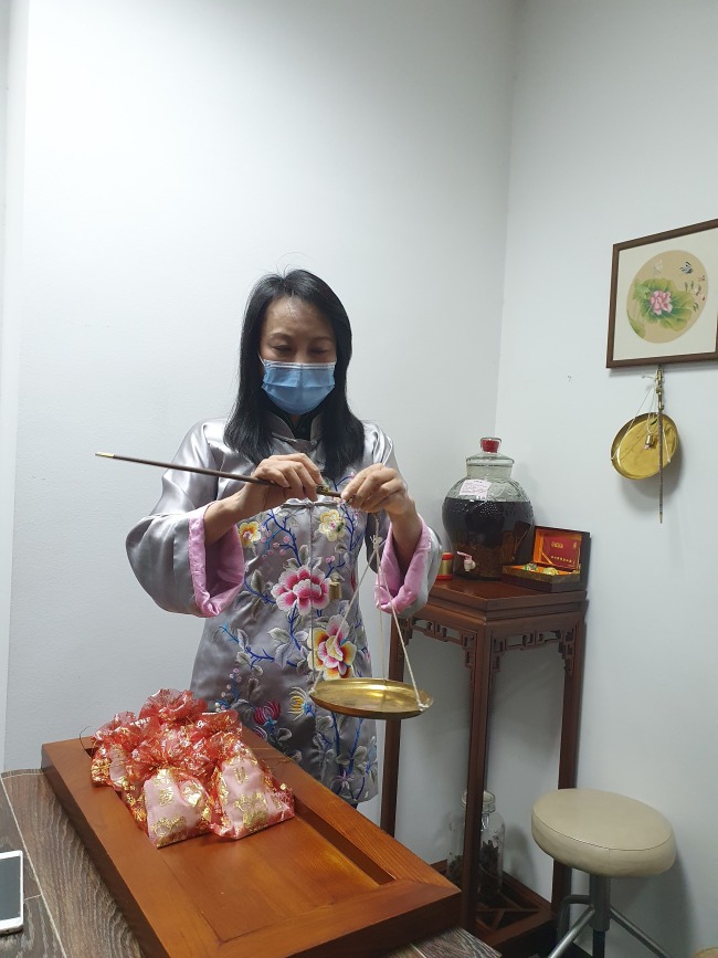 Foto: Direktorica Zhang Yali tokom pripreme čaja za pacijenta