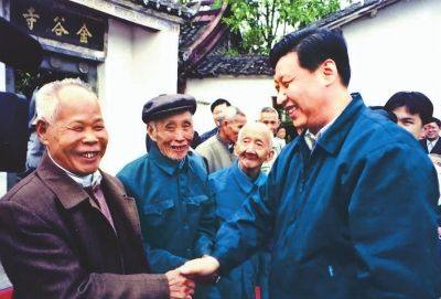 Xi Jinping je 1993. godine prije svečanosti početka izgradnje zračne luke u gradu Fuzhou podsjetio starije službenike da obuku više odjeće zbog neočekivanog pada temperature.