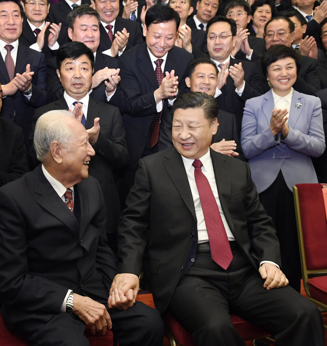 Xi je 2017. godine prilikom fotografiranja sastanka zamolio prisutne starije osobe da pored njega sjede, a ne stoje.