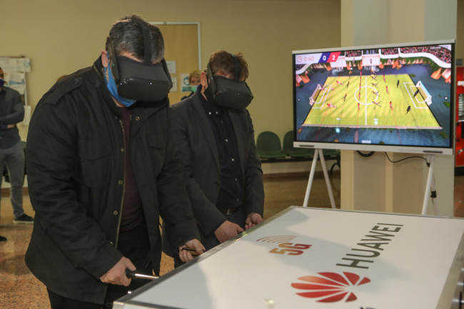 5G Demo Show za studente i profesore FAZOS-a - mogu isprobati potpuno novo VR iskustvo igranja stolnog nogometa