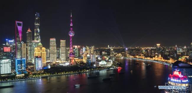 Fotografie z 4. listopadu 2020 ukazuje světelnou show v areálu Lujiazui ve východočínské Šanghaji. [Photo/Xinhua]