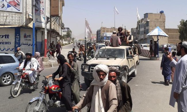 Talibánští militanti 13. srpna 2021 obsazují Kandahár v jižní části Afghánistánu. Zde a v Lashkar Gah, ještě před obsazením probíhaly vleklé boje, pak se ale situace začala už podobat spíše klidnému přebírání moci novou vládou Talibánu od staré vlády po celé zemi. Photo:Xinhua
