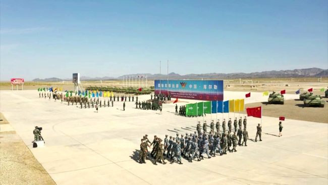 Čínský vojenský tým se představuje na zahajovacím ceremoniálu v Korle v Ujgurské autonomní oblasti Xinjiang na severozápadě Číny, 22. srpna 2021. / Čínská lidová osvobozenecká armáda