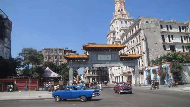Vstupní brána do Barrio Chino v Havaně.
