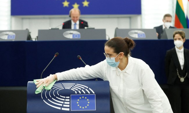 Dezinfekce řečnického pultíku v Europarlamentu před červnovým otevřením zasedání po jeho 15měsíční odmlce kvůli pandemii. Photo: AFP