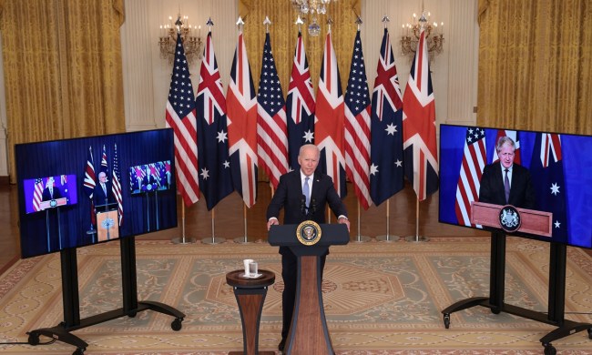 Americký prezident Joe Biden promlouvá na internetové poradě 15. září 2021 ve Východní pracovně Bílého domu ve Washingtonu DC. Oznamuje novou národně bezpečnostní iniciativu v partnerství s australským premiérem Scottem Morrisonem vlevo na obrazovce a britským Borisem Johnsonem vpravo.