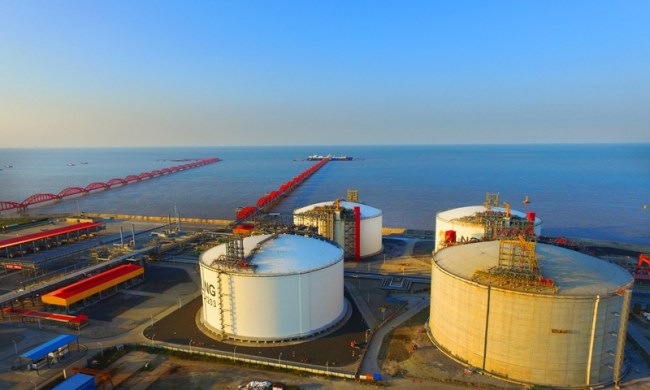 Obrázek ukazuje LNG projekt společnosti China National Petroleum Corporatin v přístavu Yangkou ve východočínské provincii Jiangsu. Photo: VCG