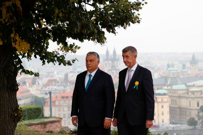 Premiér České republiky Andrej Babiš (vpravo) vítá maďarského premiéra Viktora Orbána (vlevo) v Kramářově vile v Praze, Česká republika, dne 29. září 2021. / Reuters