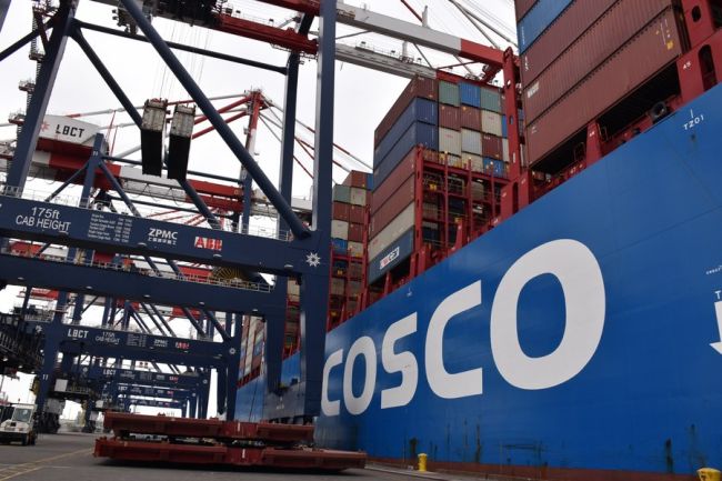 Kontejnerová loď čínské COSCO v kontejnerovém terminálu přístavu Long Beach v Kalifornii v spojených státech 20. srpna 2021. (Photo/Xinhua)