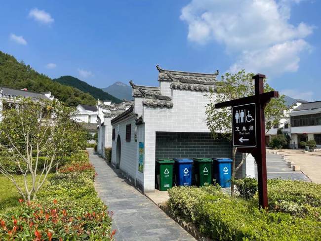 Foto 8: Veřejná toaleta ve vesnici Guanzhuang