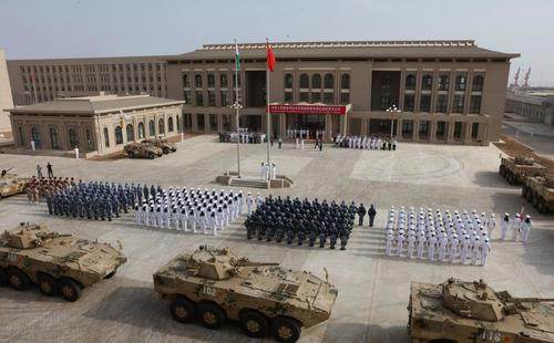 Vojáci Čínské lidové osvobozenecké armády se účastní otevíracího ceremoniálu na nové čínské vojenské základně v Džibuti 1. srpna 2017. (STR/AFP přes Getty Image).