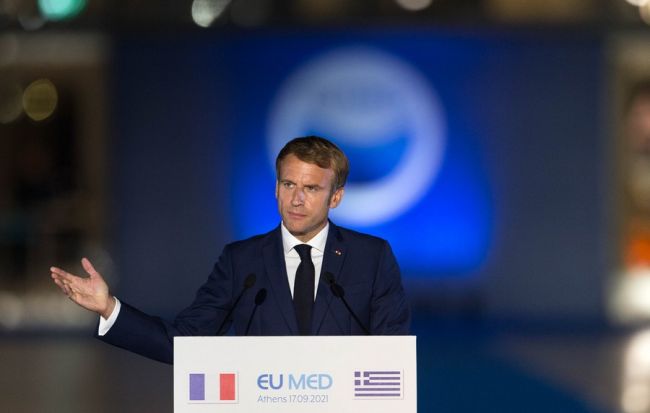Francouzský prezident Emmanuel Macron promlouvá k tisku na devátém Summitu členů Evropské unie ze Středomoří (EUMED 9) v řeckých Aténách 17. září 2021. (Photo/Xinhua)