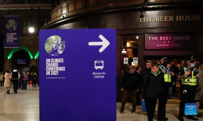 Cestující a policisté 30. října 2021 v Ústředním vlakovém nádraží v Glasgowě ve Skotsku ve Velké Británii. 26. Konference o klimatické změně smluvních stran Spojených národů (COP26) je naplánovaná od 31. října do 12. listopadu v Glasgowě ve Skotsku. Ta je první svého druhu od nabytí účinnosti Pařížské smlouvy. Photo:Xinhua
