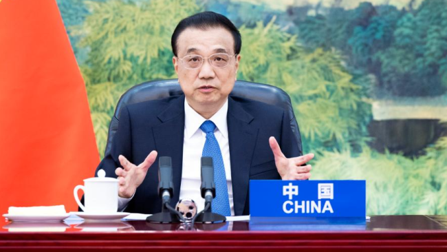 Snímek: Čínský premiér Li Keqiang přednáší projev na neformálním setkání 13. summitu Asie-Evropa (ASEM) prostřednictvím video odkazu z Velkého sálu lidu v Pekingu, Číny; 26. listopadu 2021.