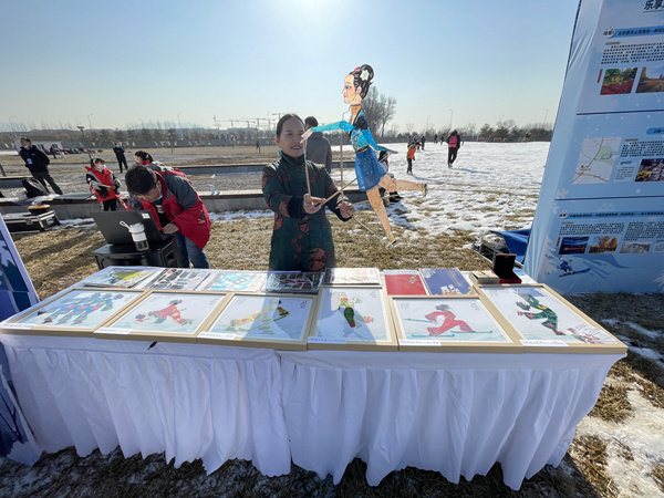 Loutkář vystupuje na zimním festivalu cestovního ruchu v okrese Yanqing (Jen-čching) v Pekingu. [Fotografie: Yang Feiyue / deník China Daily]