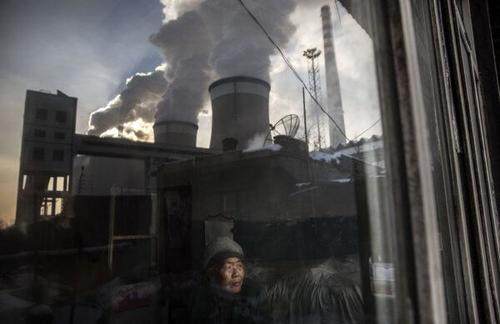 Takovýmto „hrůzným“ obrázkem výhledu na elektrárnu se teď na Západě ilustrují horory čínské energetiky – čínská provincie Shanxi, 26. listopadu 2015. (Kevin Frayer/Getty Images)
