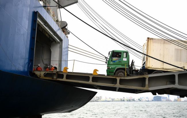 Snímek ukazuje nákladní loď plněnou zbožím v přístavu Kaohsiung na Taiwanu v jihovýchodní Číně. [Photo/Xinhua]