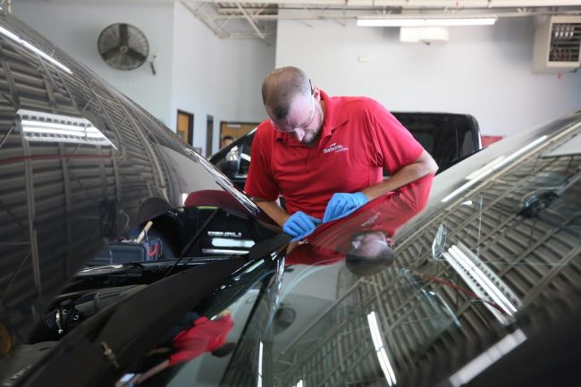 Pracovník instaluje stěrku vyrobenou sklářským výrobcem Fuyao v automobilce v Daytonu v Ohiu ve Spojených státech, 26. července 2019. (Photo/Xinhua)