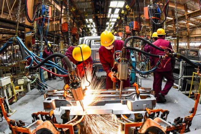 Pracovníci přivařují součásti na výrobní lince v automobilce ve městě Qingzhou ve východočínské provincii Shandong, 28. února 2021. [Photo/Xinhua]