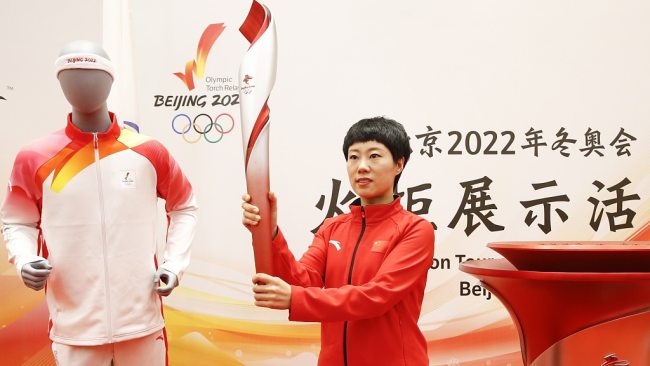 Snímek: Zimní olympijská vítězka z Vancouveru 2010 Zhang Hui (Čang Chuej) představuje pochodeň Zimních olympijských her v Pekingu 2022 v Heilongjiangu (Chej-lung-ťiang) v severovýchodní Číně; 5. ledna 2022. /CFP