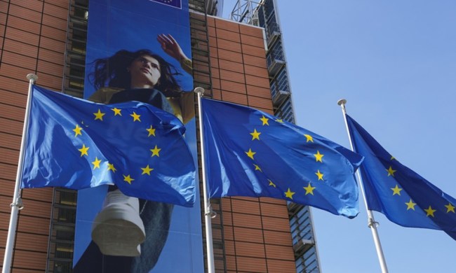 Vlajky Evropské unie vlají před budovou Evropské komise v belgickém Bruselu, 9. června 2021. (Photo: Xinhua)