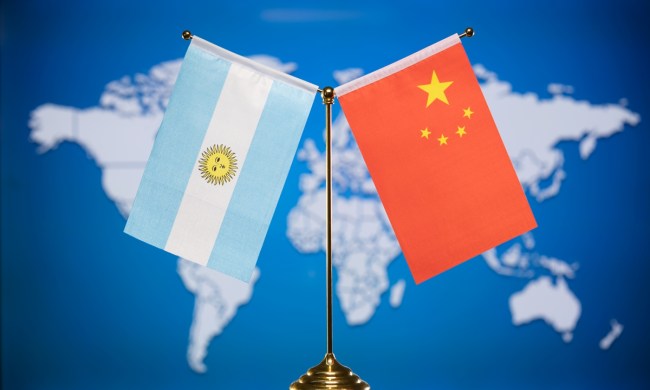 Národní vlajky Číny a Argentiny. Photo: VCG