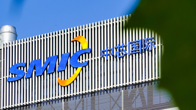 Snímek: Logo společnosti Semiconductor Manufacturing International Corporation (SMIC) je zobrazeno na budově společnosti v Pekingu, Čína; 7. října 2021. /CFP