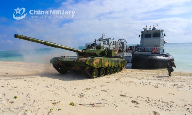 Armádní tank vyjíždí z přistávacího nafukovacího prámu v průběhu společného bojového cvičení vojenské brigády s námořní vyloďovací skupinou pod vedením Jižního velitelství Lidové osvobozenecké armády Číny 8. února. Photo:China Military