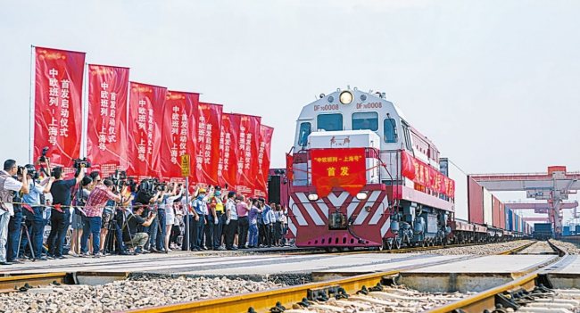 Na snímku z 28. září 2021 je první vlak připravený k odjezdu mezi Čínou a Evropou s názvem Šanghaj