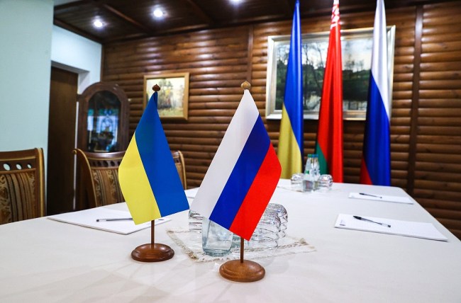 Snímek: Vlajky na stole před rusko-ukrajinskými rozhovory v Bělorusku; 7. března 2022. /CFP<br><br>