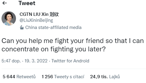 „Pomůžeš mi v boji proti svému příteli, abych se mohl soustředit na pozdější boj s tebou?“ komentuje to Liu Xin.