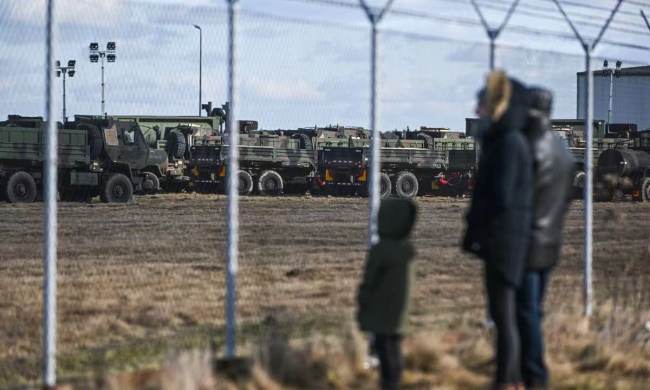 Polští občané sledují 12. února 2022 vojenská zařízení a vojáky americké armády na dočasné základně v polském Mielci. Foto: IC