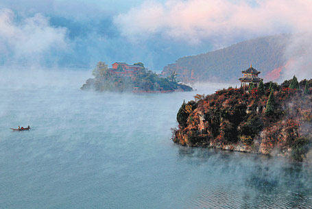 Malebné jezero Lugu (Lu-ku) v Lijiangu (Li-ťiang) v provincii Yunnan (Jün-nan). [Fotografii poskytl deník China Daily]