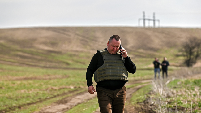 Snímek: Ředitel zemědělské firmy Lev pan Vitalii Lupynos seje plodiny v neprůstřelné vestě, 30 kilometrů od frontové linie v Záporoží na jihovýchodě Ukrajiny; 8. dubna 2020. / CFP<br><br>