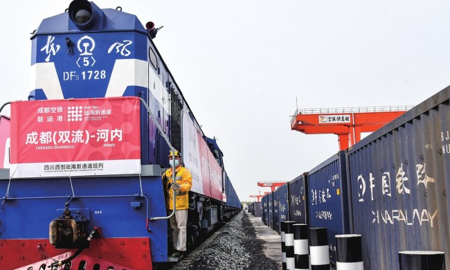 Vlak vezoucí hliníkové výrobky vyráží z nádraží Gongxing po železnici Chegdu-Kunming a míří do vietnamské Hanoje, 18. dubna 2022. Je to první celně odbavený vlak z letiště Chengdu do Hanoje. Zatím Chengdu odbavilo 52 mezinárodních vlaků naložených více než 2000 kontejnery o hodnotě 320 milionů yuanů (50 milionů dolarů). Photo: cnsphoto