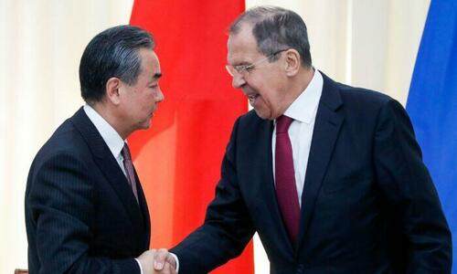 Ruský ministr zahraničí Sergej Lavrov si potřásá rukou se svým čínským protějškem Wang Yi při závěru společné tiskové konference po své schůzce v Rusku v Soči 13. května 2019. (Pavel Golovkin/AFP via Getty Images)