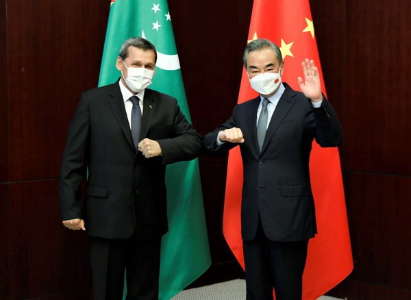 Snímek: Člen Státní rady a ministr zahraničí Číny Wang Yi (vpravo) se setkal s turkmenským místopředsedou vlády a ministrem zahraničí Rašídem Meredovem v Nur-Sultanu v Kazachstánu; 7. června 2022. / Čínské ministerstvo zahraničí