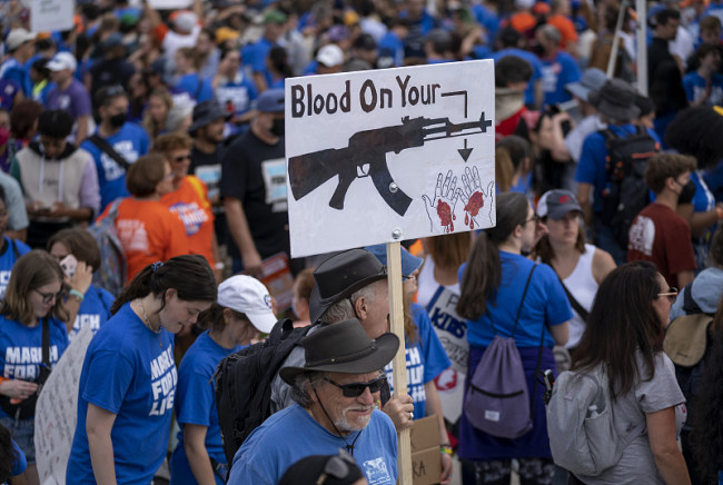 Snímek: Lidé s transparenty během druhého shromáždění „Pochod za naše životy“ na podporu kontroly zbraní ve Washingtonu, D.C. v USA; 11. června 2022. /CFP