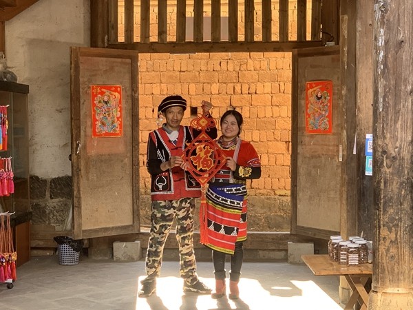 Vesničan Li Fashun a jeho manželka oslavují Jarní festival. [Fotografii poskytl deník China Daily.]
