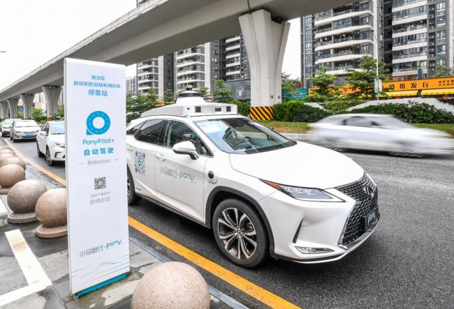 Robotické autonomní taxi, se kterým se komunikuje přes aplikaci PonyPilot+ čeká na cestující v okrsku Nansha města Guangzhou v jihočínské provincii Guangdon, 15. června 2022. [Photo/Xinhua]
