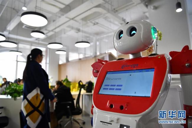 Inteligenta roboto fotita en la scienc-teknika ĝardeno de Tianjin-Binhai-Zhongguancun