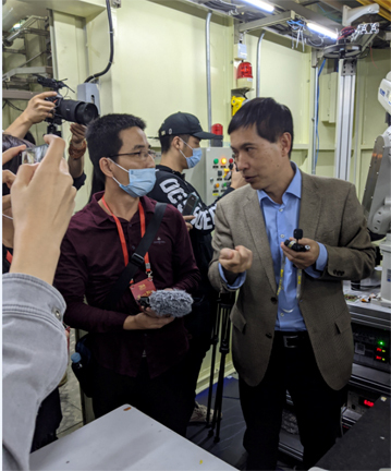 Huang Yuying, vicĉefinĝeniero de la laboratorio de Ŝanhaĵa Sinkrotrona Radiada Instalaĵo, faris konigon.