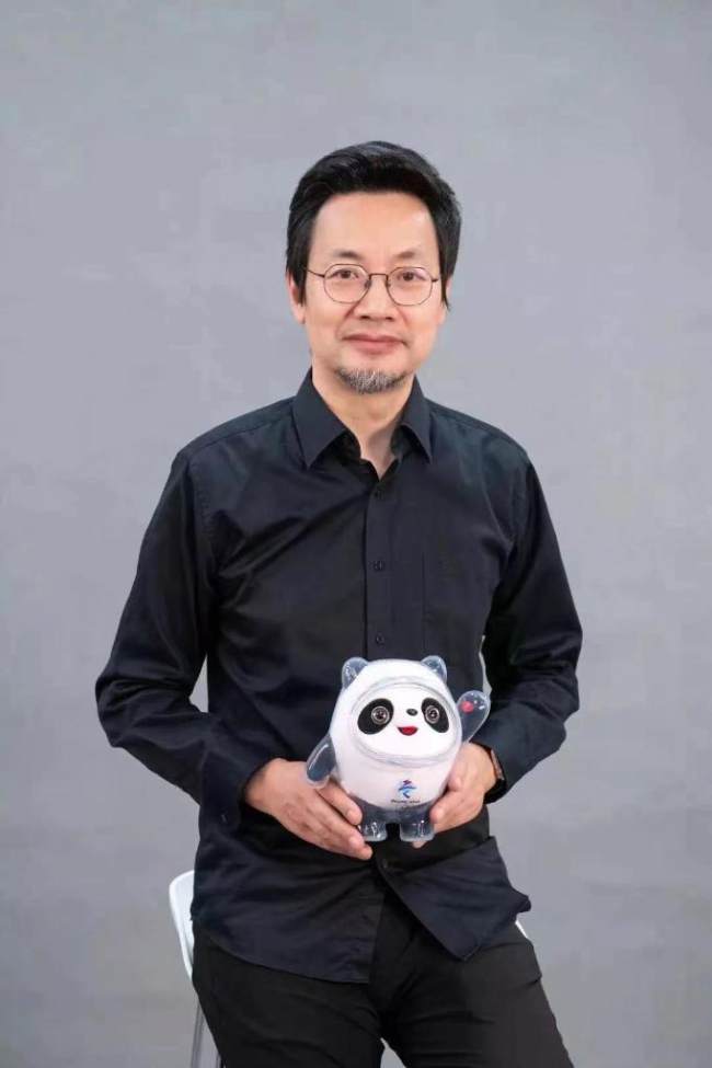 Cao Xue, profesoro de Kantona Akademio de Belartoj kaj respondeculo de desegna teamo de Bing Dwen Dwen