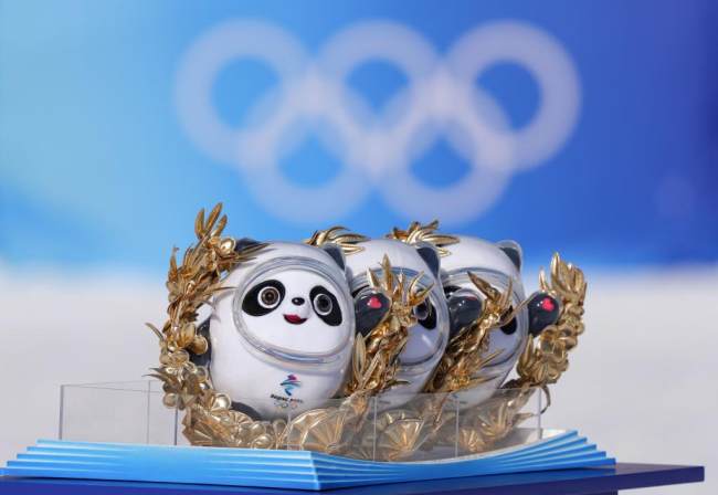 Bing Dwen Dwen, kiel momoraĵoj de la Pekinaj Vintraj Olimpikoj, estos donacitaj al gajnintoj de medaloj. Fotas Xue Yubin de Novaĵ-agentejo Xinhua.