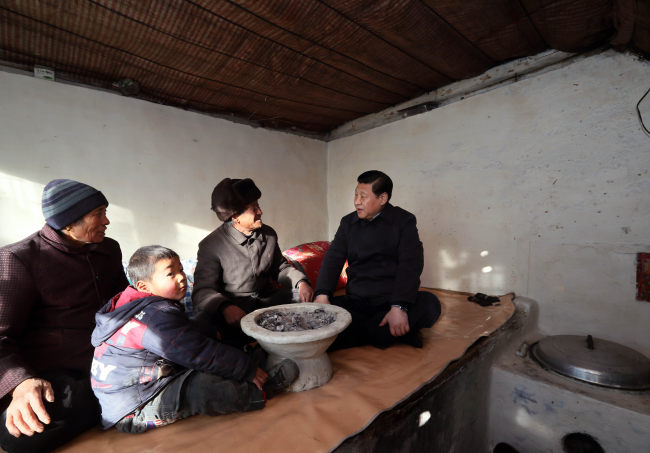 Xi Jinping vizitis kaj konsolis popolamasojn kun malfaciloj en vilaĝo Luotuowan de la provinco Hebei, la 30-an de decembro, 2012.