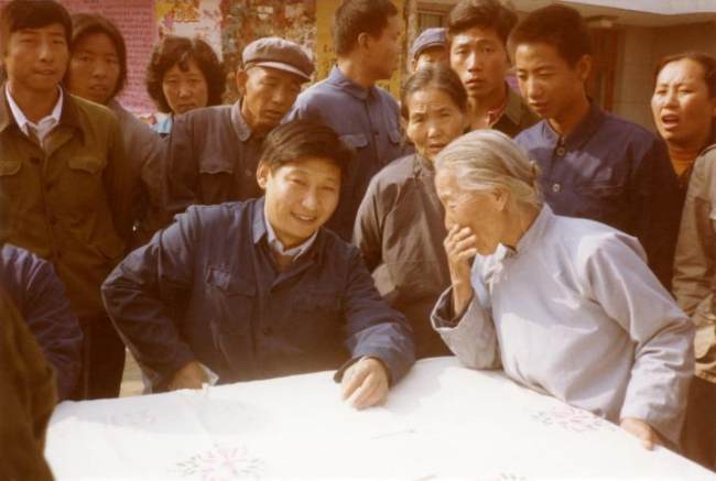 Servanta kiel gubernia partia sekretario de gubernio Zhengding de la provinco Hebei, Xi Jinping aŭskultas opiniojn de lokanoj en strato en 1983