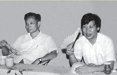 Xi Jinping, tiama sekretario de la komitato de la Partio en la urbo Ningde, en Xiadang prezidas laborkunvenon, la 19-an de julio, 1989. Dokumenta foto.