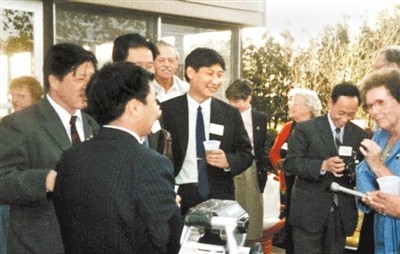 La 6-an de majo de 1985, en Usono, Xi Jinping kaj liaj sekvantoj vizitis lokanojn de urbo Muscatine de ŝtato Iowa.