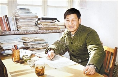 Printempe de 1983 tiama vicsekretario de la komitato de la Partio por la gubernio Zhengding de la provinco Hebei Xi Jinping laboras en oficejo. Dokumenta foto.